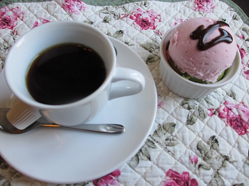 コーヒー又はアイスクリームが付きます。