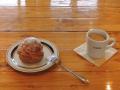 食後のコーヒーとシュークリーム