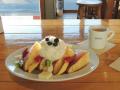 フルーツパンケーキとコーヒー