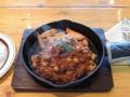 ほかほか湯気を立てる「チーズハンバーグ チリソース」