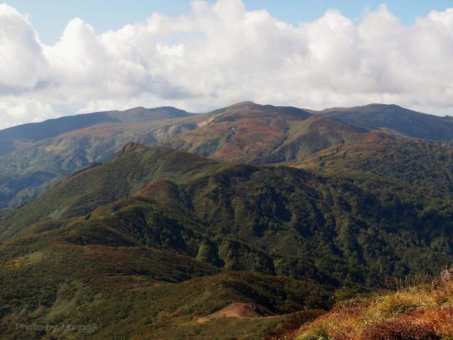 山頂から焼石岳を望む