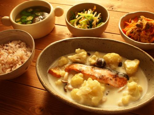 鮭とカリフラワーのクリームソース定食
