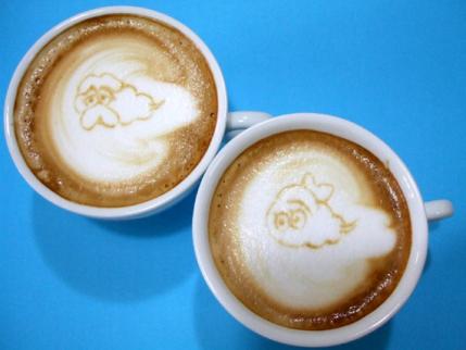 くもじいとくもみのデザインカプチーノ