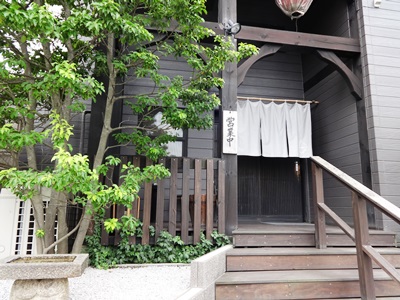 ドアを開けたところに<げた屋>というお店の名前があるのです。