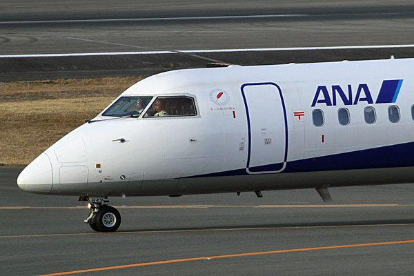 ANA DHC-8-Q400 JA842A