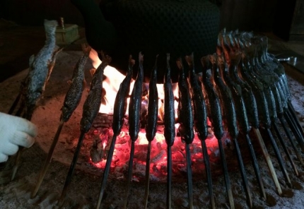 囲炉裏で焼かれる岩魚