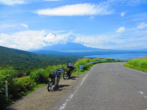 雨ガエル1号&2号・三国峠から富士山中湖を望む。