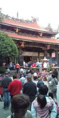 【台北】龍山寺で厳粛にお祈りをしていました