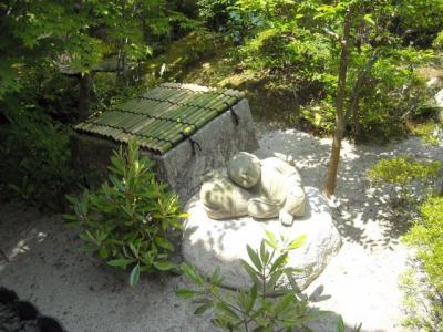 11.木魚に居眠りする小僧さん