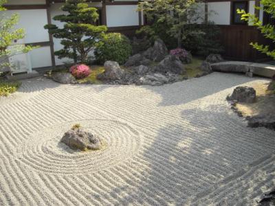 サツキ満開の智積院にて