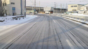 道路凍ってる！