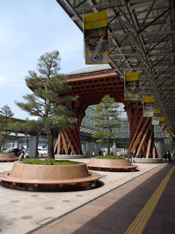 JR金沢駅門
