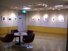 ふれあいホール 写真家 花歌さんの写真展「枚方女子」第2弾