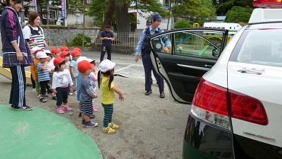 避難訓練　パトカー　たんぽぽ