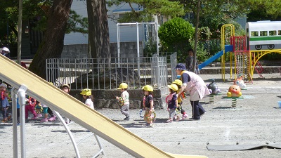 並んで歩いてる