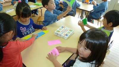 折り紙を半分に切ってそれから