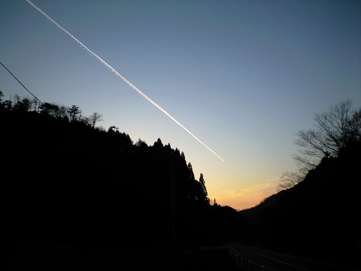 夕焼け空に一筋の飛行機雲１
