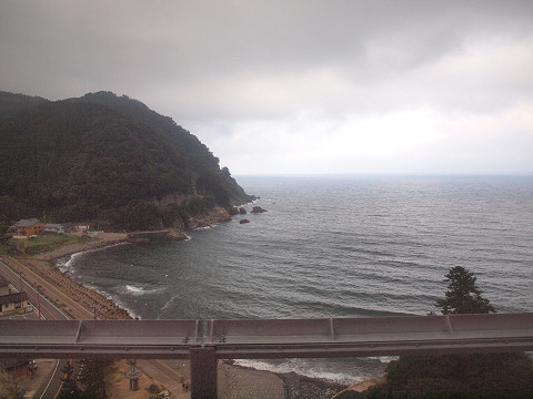 餘部橋梁を渡る