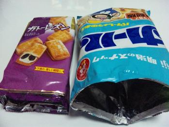 お菓子の空き袋。
