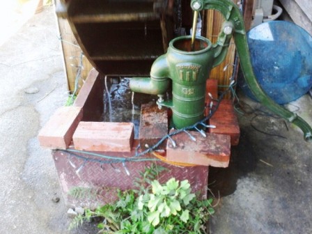 群馬県前橋市の喫茶店 『柱時計』: 昔懐かしい井戸ポンプ