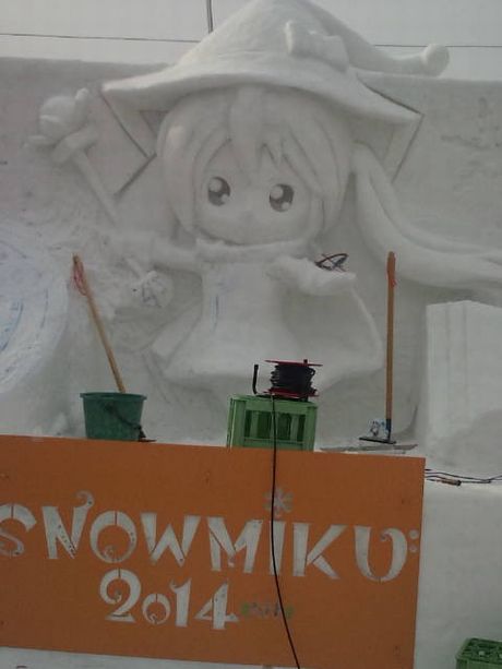 マジカルな雪ミクさんの雪像の建造の様子