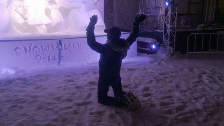 初音ミク雪像への礼拝