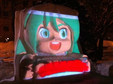 雪ミクダヨー像にプロジェクションマッピング