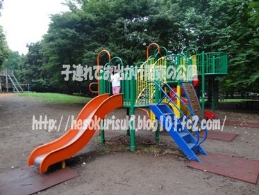 後ろから見た複合遊具