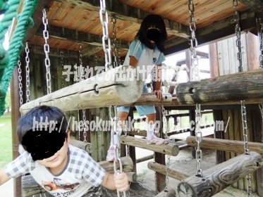 ネットの奥にも遊具