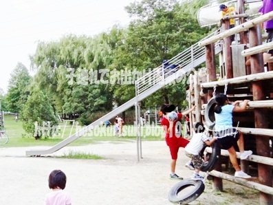 船の遊具によじ登る