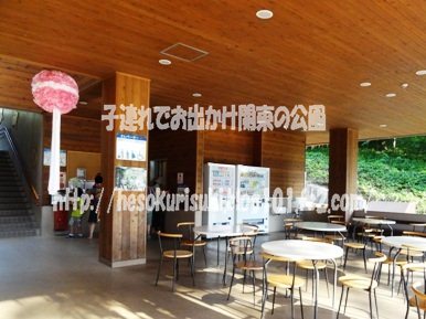 西口改札を入ってすぐの休憩所