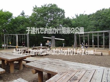休憩広場の周辺にあるアスレチック遊具16~18番遊具