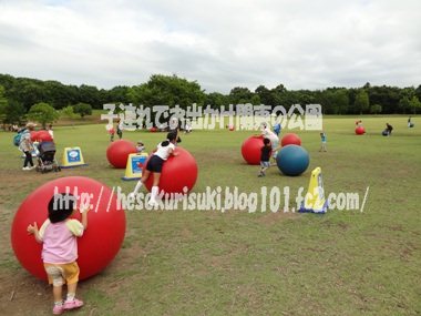 モリ森ボールで遊ぶ子達