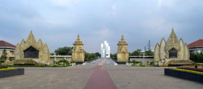 5日目 カリバタ英雄墓地 正面 パノラマ写真(インドネシア紀行)