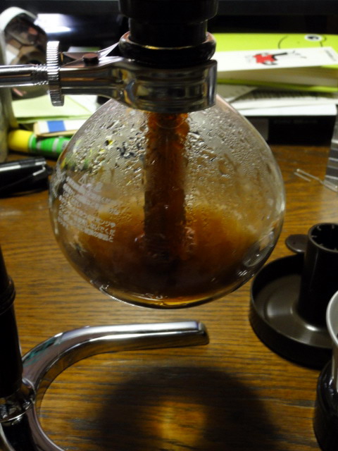 コーヒーが吸気圧により吸い込まれる