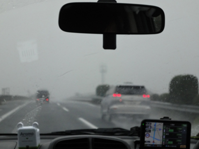 どしゃぶりの高速道路