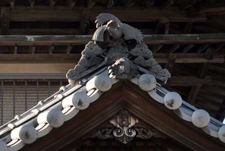 御手洗・屋根の飾り(鷹?)