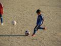 校庭でサッカーをする子供