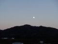 朝の月