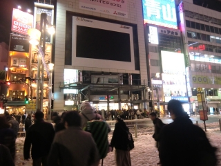 雪が残るアルタ前