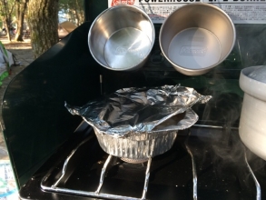 キャンプではアルミ箔鍋でカレーを作る