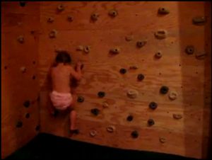 【すごい】おむつ履いたままロッククライミングする幼児【すごい】