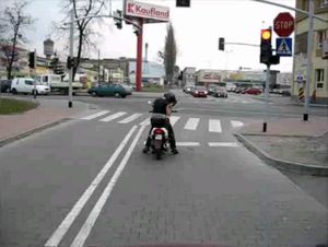 【おそロシア】原付にクラクション鳴らしたらとんでもない物を持ってこっちに来た