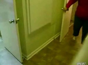 子供が妊娠している母親を驚かせたら破水してしまった!