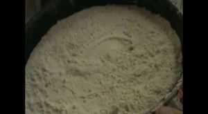 【いたずら】お風呂でくつろぐ彼女に小麦粉ぶっかけたったwww