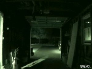 ガレージ内にいる車の運転手を意外なところから脅かす・・・その場所とは?