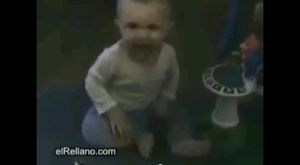 自分のオナラの音にビックリして泣いてしまう赤ちゃんwww