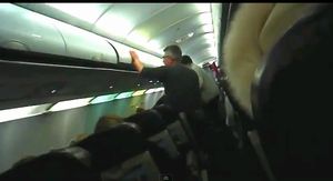 何故か飛行機で手荷物を入れる棚を閉められないおっさんwww