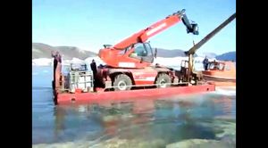 クレーン車が船から落ちて海の中へ・・・どうすんだこれ