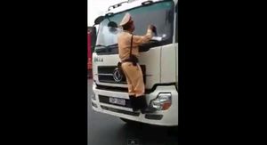 警官がしがみついたまま逃走を図ろうとするトラック